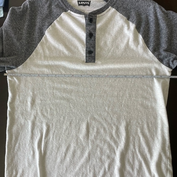 Men’s Levi's Two-Tone Gray Raglan Henley Tee in small - Picture 5 of 6